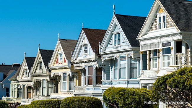 L'un des groupes les plus connus de « Painted Ladies » est la rangée de maisons victoriennes situées au 710-720 Steiner Street, en face du parc Alamo Square, à San Francisco. 
