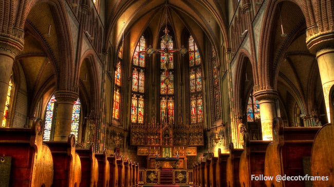 Intérieur de la cathédrale marron 