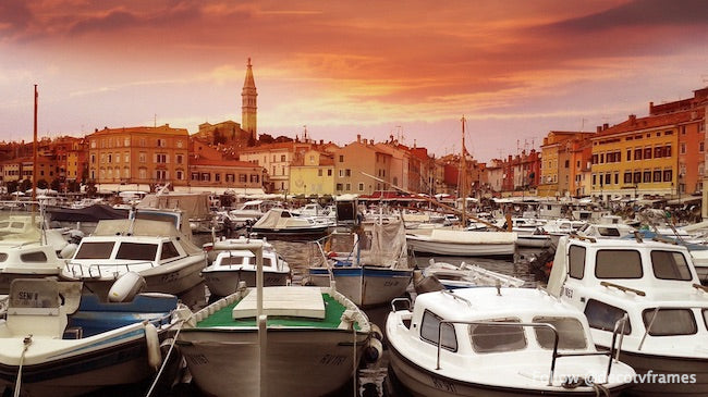 Yachts Blancs Sur Plan D'eau Au Coucher Du Soleil 